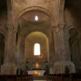 L'interno, a pianta basilicale asimmetrica...